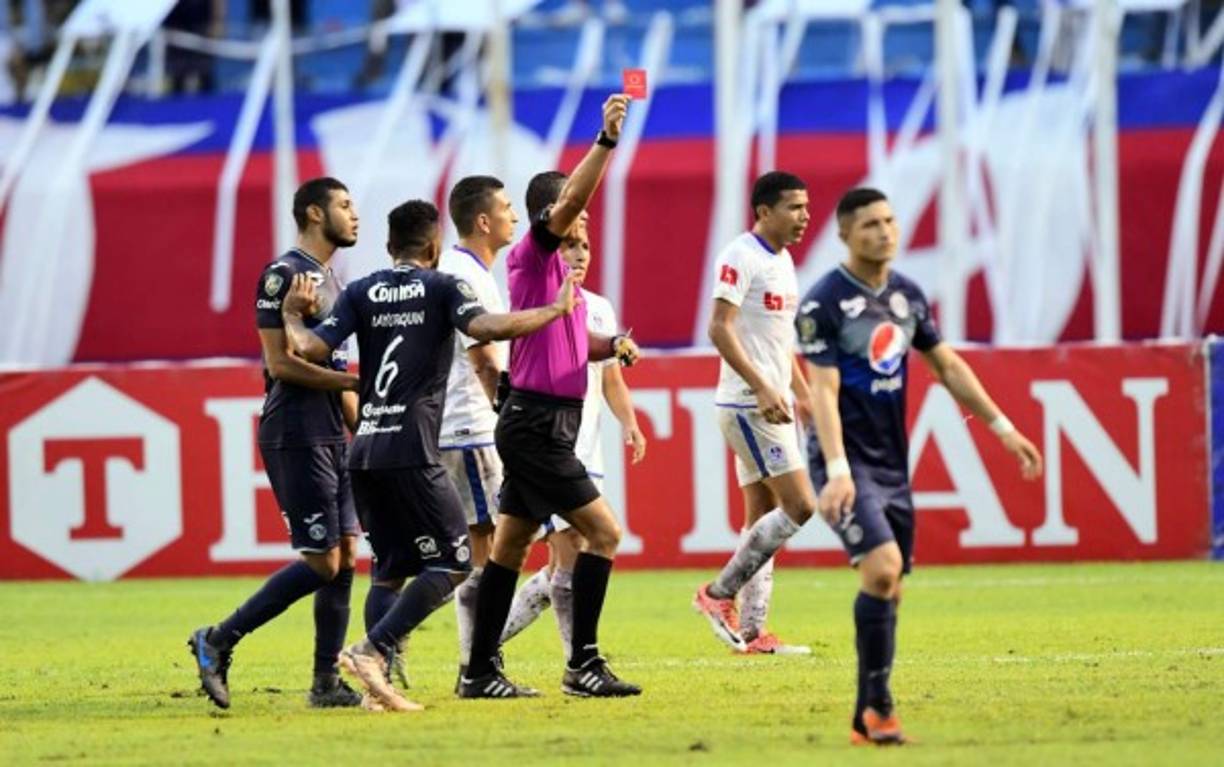 El árbitro Melvin Matamoros expulsó a Yustin Arboleda tras mostrarle la segunda tarjeta amarilla por la falta a Kevin López.