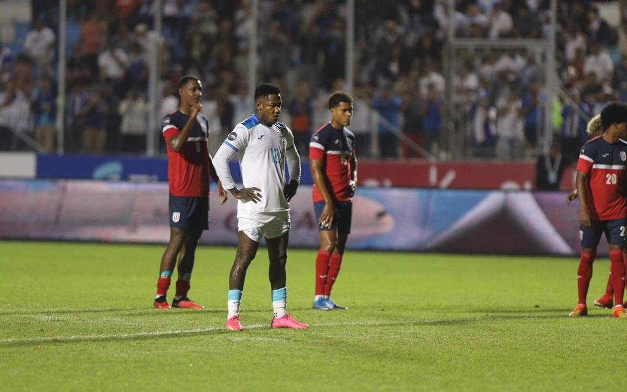 Concentrado y mirada en el balón: así se paró Romell Quioto para cobrar el penal que le cometieron a Alberth Elis.