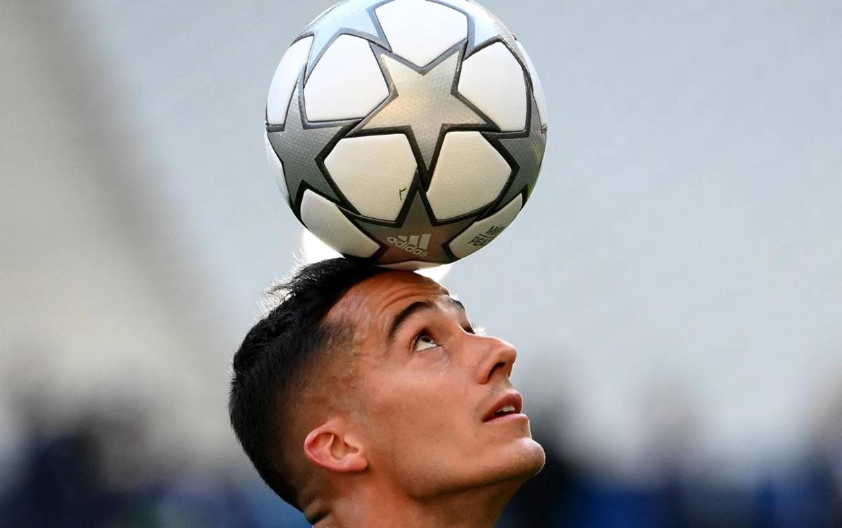 Lucas Vázquez dominando el balón con la cabeza.