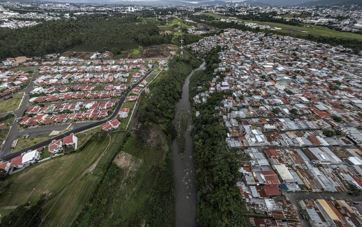 En Ciudad de Guatemala, los contrastes de la excesiva opulencia de un pequeño grupo y la pobreza de la mayoría es palpable: en el naciente sector de Cayalá el metro cuadrado de construcción puede superar 2.000 dólares, pero a unos 10 kilómetros no llega a 400 dólares en la zona 18 de la capital, donde los servicios de entrega a domicilio no ingresan por la inseguridad.