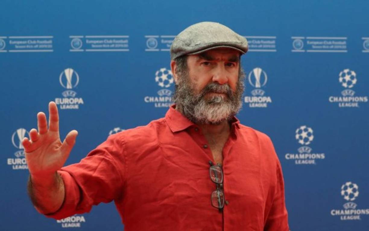 El exjugador francés Eric Cantona llegó con este look al sorteo de la Champions League.