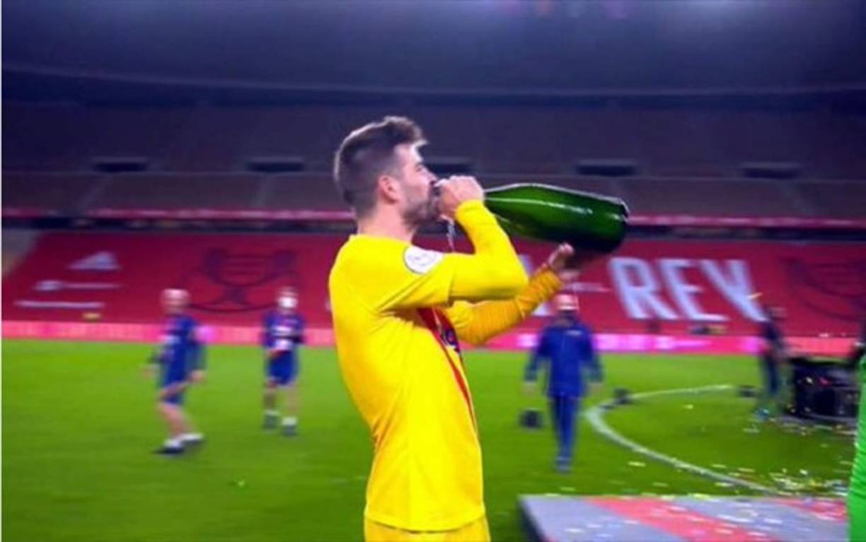 Piqué no dudó en beber de la botella de champagne.