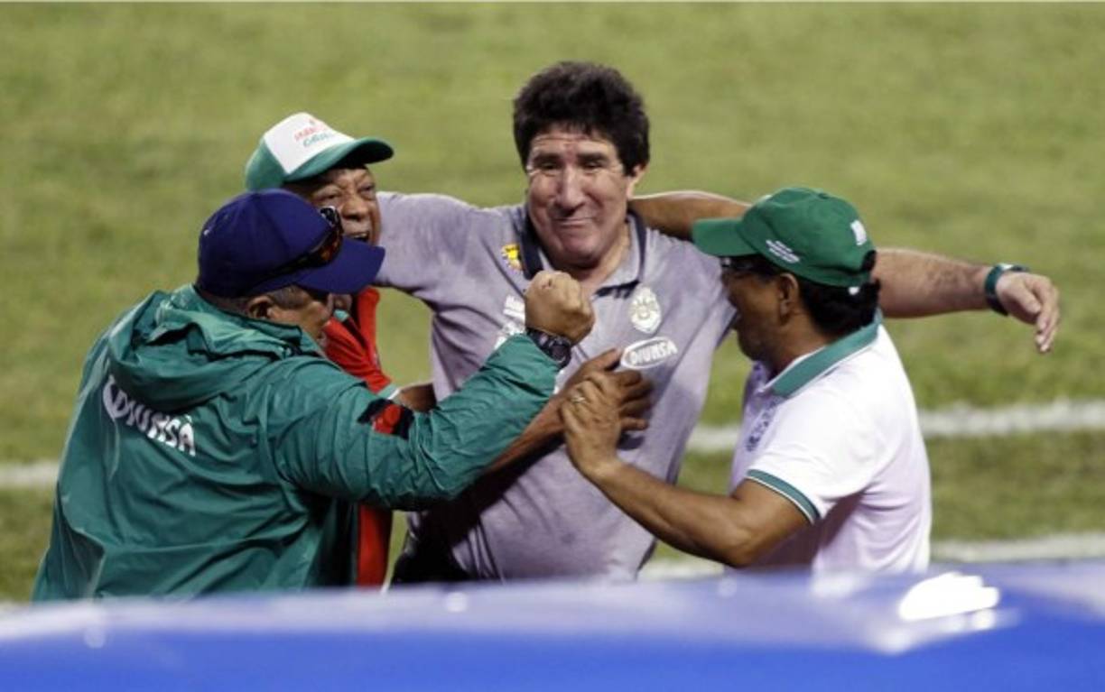 Héctor Vargas celebró el triunfo con sus asistentes.