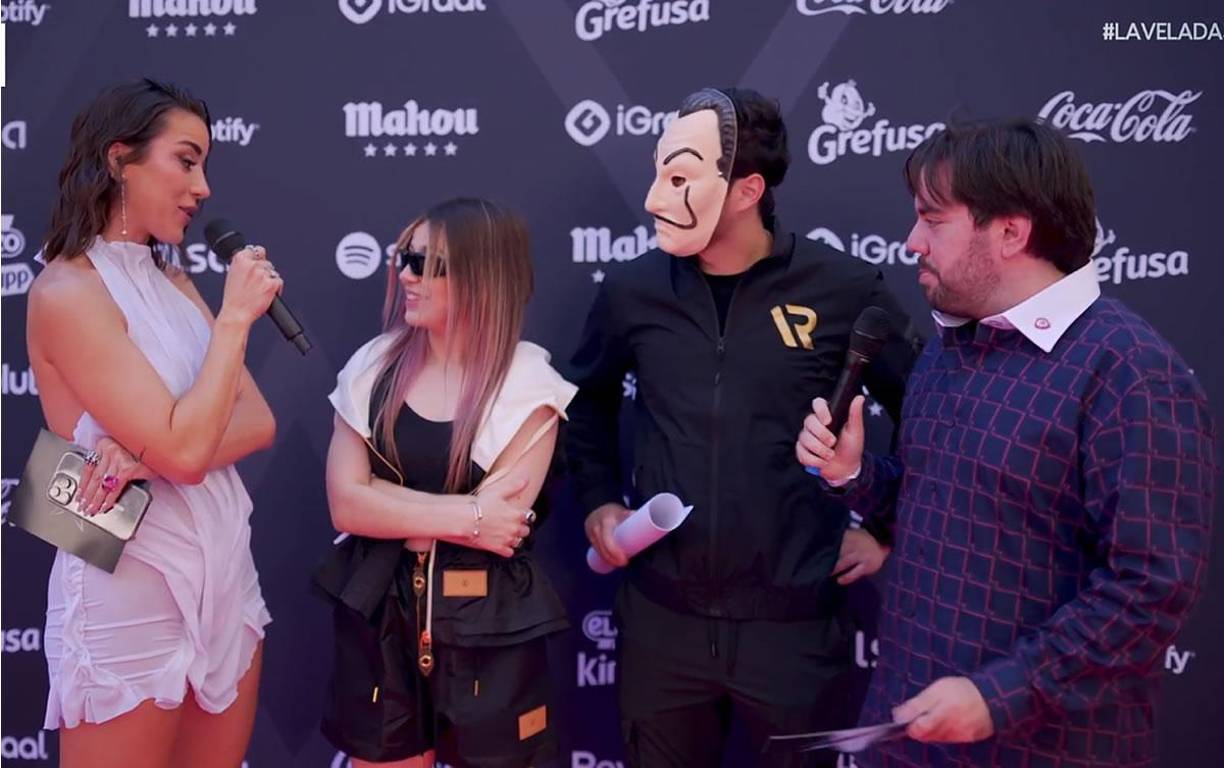 La streamer mexicana Samy ‘Rivers’, peleadora en la velada, llegando al Cívitas Metropolitano desde México con su acompañante enmascarado.