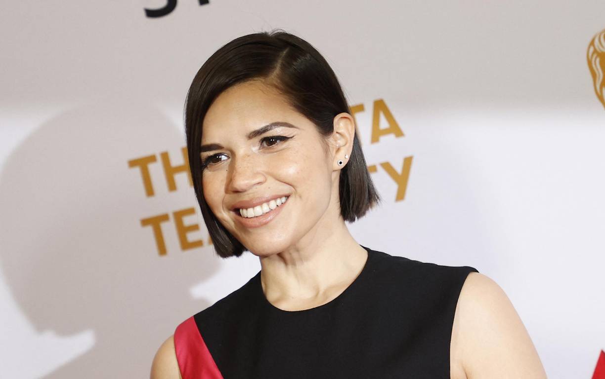 Ferrera ha cautivado al público como Gloria, la catalizadora detrás de la crisis existencial de la estereotipada Barbie (Robbie). En un momento culminante de la película, ofrece un destacado monólogo sobre las imposibilidades de ser mujer. “Me encanta cuando las niñas y las mujeres jóvenes se me acercan y me dicen lo mucho que significó para ellas”, dice Ferrera sobre el gran momento. “Había una niña que probablemente tenía unos 11 años, me dijo que tenía audiciones para algo y dijo que casi todas las niñas que audicionaban usaban el monólogo de Gloria”.Y añade: “Pensé que [eso] era increíble, y también un poco discordante, que las niñas de 11 años ya se identificaran tan profundamente con ese monólogo”.