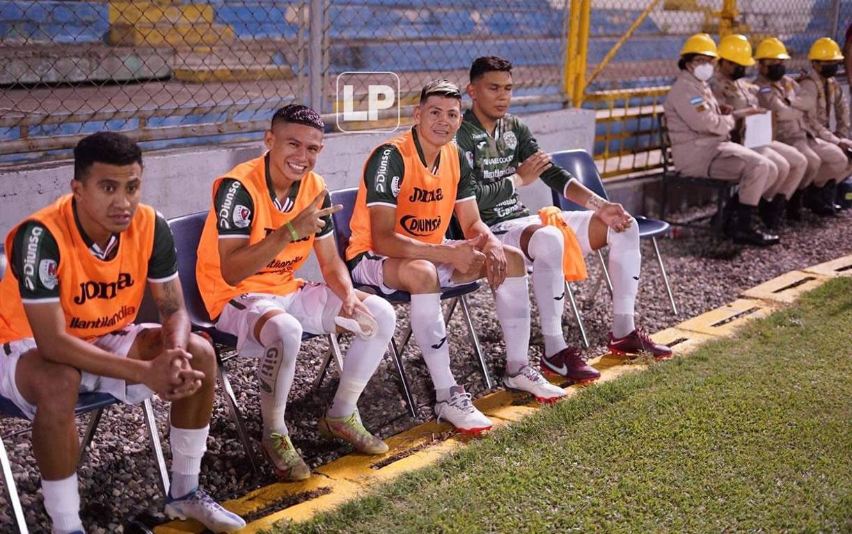 Francisco Martínez calentó con unos tacos color blanco, pero cuando llegó el momento del debut usó otros botines.