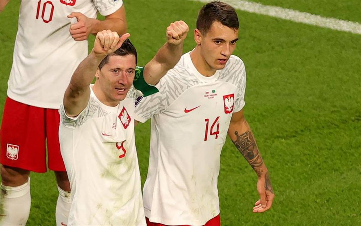 El polaco Robert Lewandowski anotó su primer gol en Mundiales y mostró su emoción al marcar el segundo tanto ante Arabia.