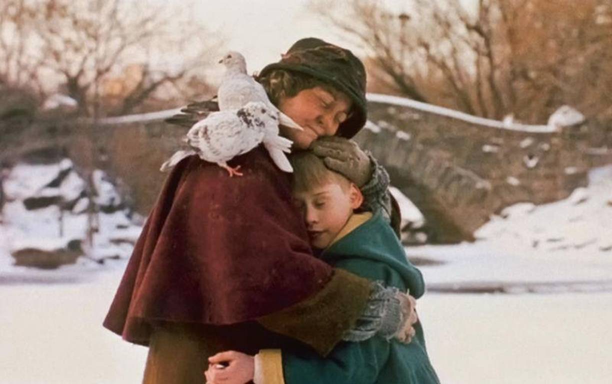 “No quiero sonar negativa pero es un tipo de Navidad diferente. No hay nadie a quien abrazar o sonreír<b>. </b>Ahora tengo 75 años, y sería una mentira si dijera que será una Navidad bonita y feliz, porque soy una de esas personas, soy mayor y vivo sola, y a veces puede ser muy oscuro. <b>Apago el teléfono, bajo las persianas, grabo algunos buenos programas y me apoyo en mi perro para pasar el día</b>”, comentó.