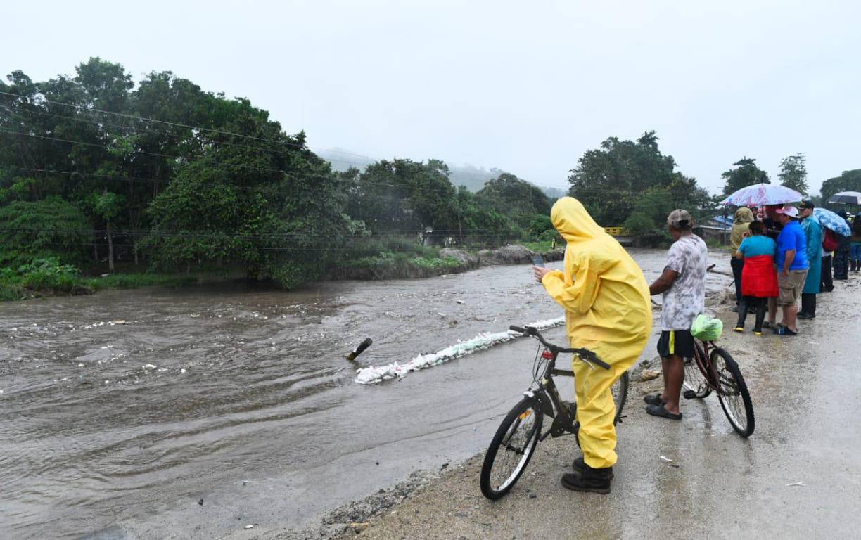 Mientras que otros refuerzan sus viviendas con medidas temporales, conscientes de que el riesgo de desbordamientos es inminente. 