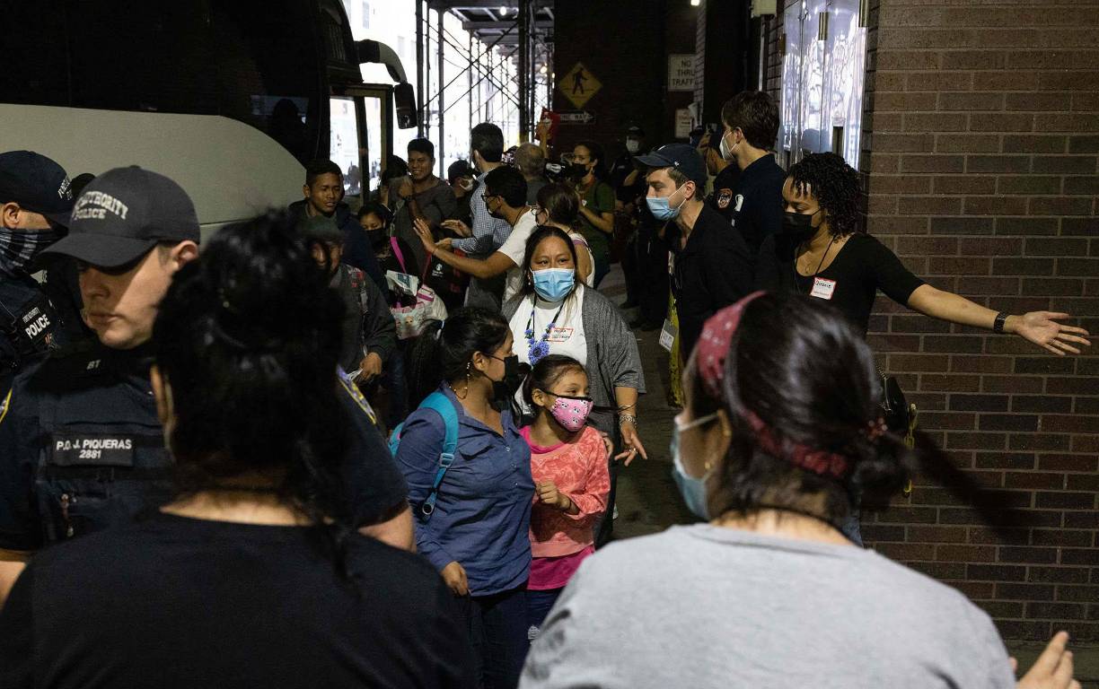Nueva York ha recibido más de 65.000 inmigrantes desde el pasado agosto y más de 30.000 están en refugios a los que se les da además alimentos y diversos servicios, lo que ha creado una crisis humanitaria y económica.