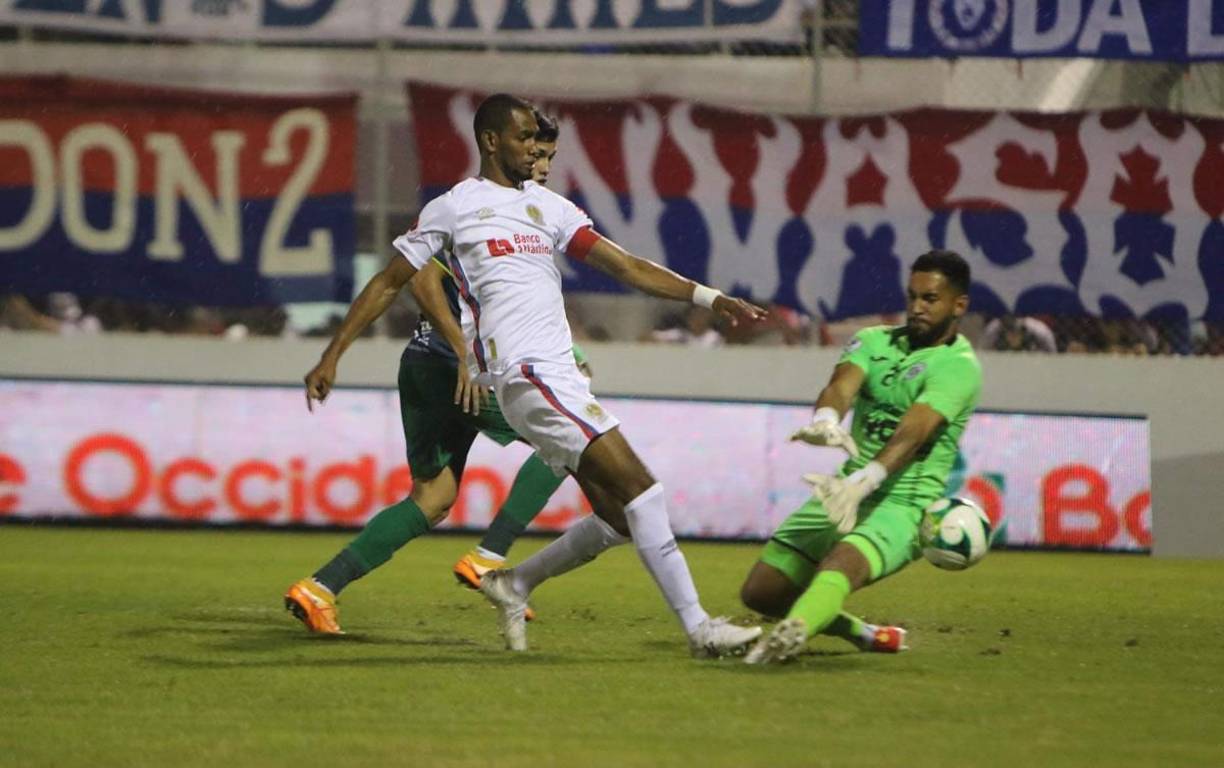 Jerry Bengtson tuvo el segundo en esta acción que salvó el portero panameño César Samudio.