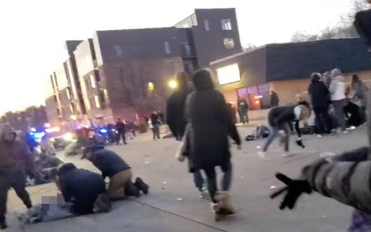 Los asistentes al desfile intentaron socorrer a las víctimas del atropellamiento antes de que llegaran los equipos de rescate y las ambulancias.