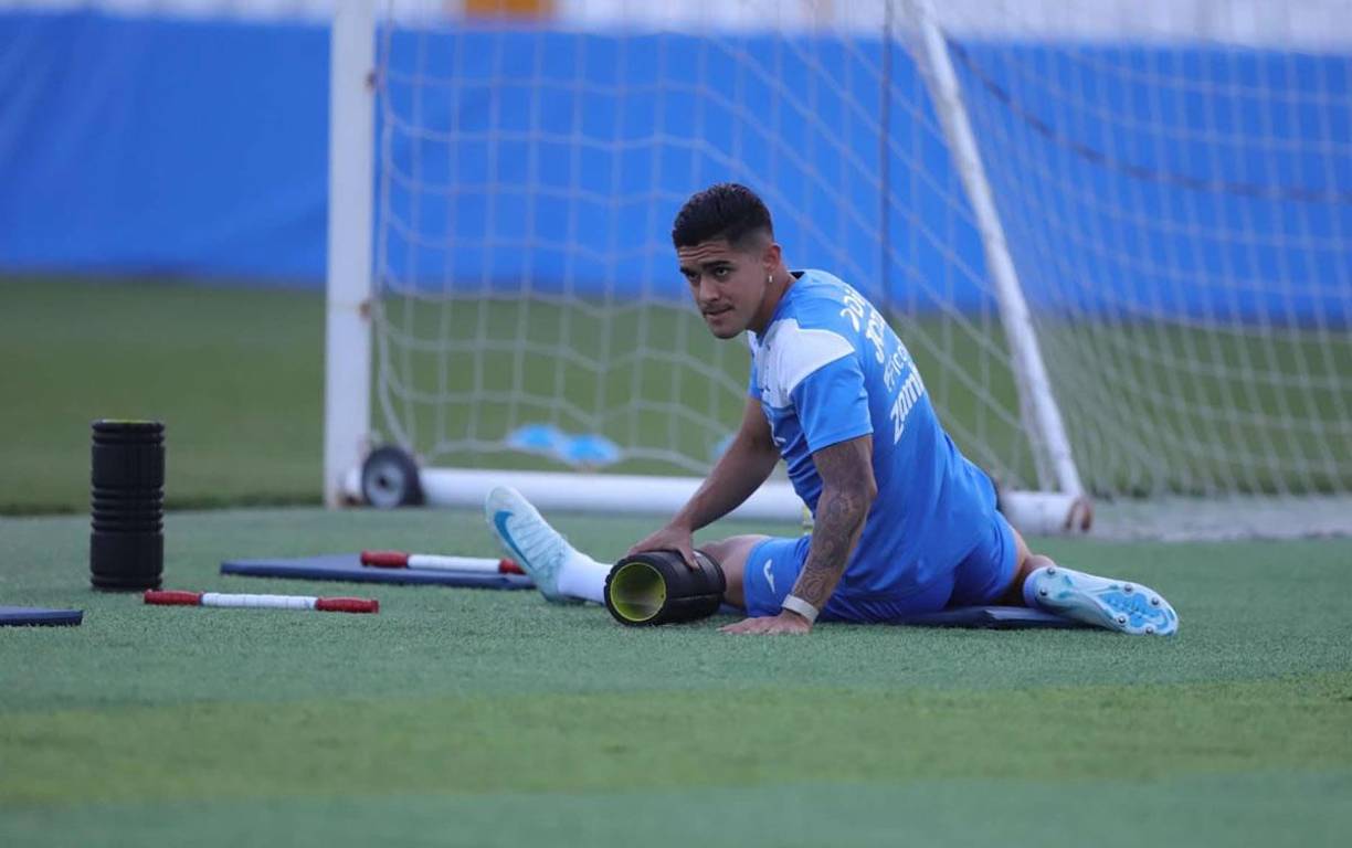 Luis Palma, jugador del Celtic de Escocia, realizando trabajos de estiramiento antes de la práctica.