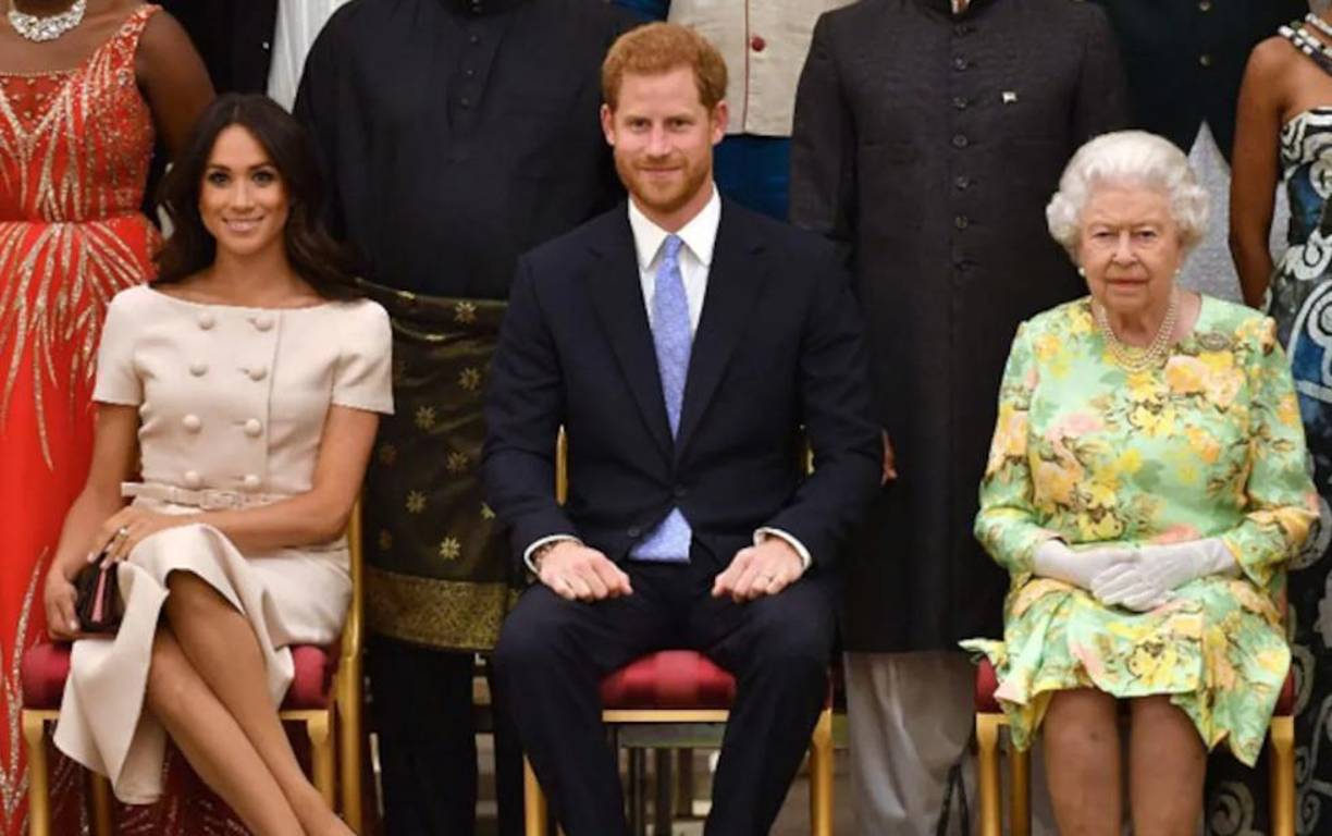 “Seis meses antes de que la pareja se casara en mayo de 2018, el entonces secretario privado de Harry, Ed Lane Fox, entregó a Meghan un dossier de 30 puntos ampliamente documentado, lleno de información y contactos útiles para la vida que estaba a punto de emprender. El dossier cubría moda, la familia real y la constitución... las artes de Reino Unido y la vida pública”, indicó la casa real.