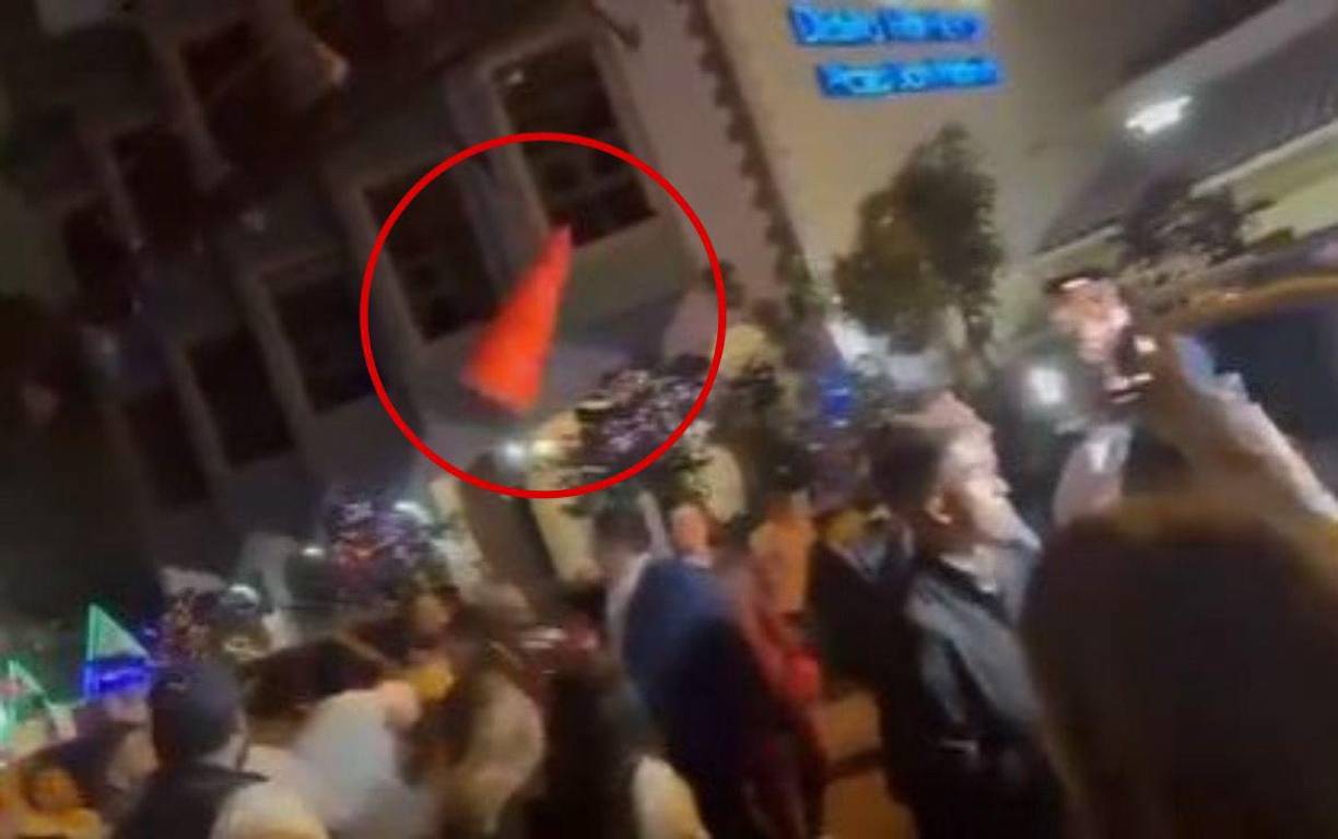 Los dirigentes nacionalistas se encontraron con simpatizantes de Libre en las afueras del CNE. 