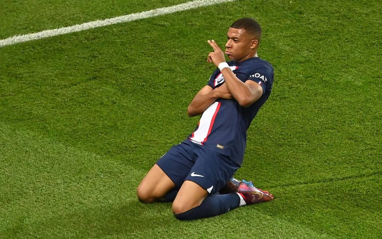 Kylian Mbappé celebrando su doblete en el Parque de los Príncipes contra la Juventus.