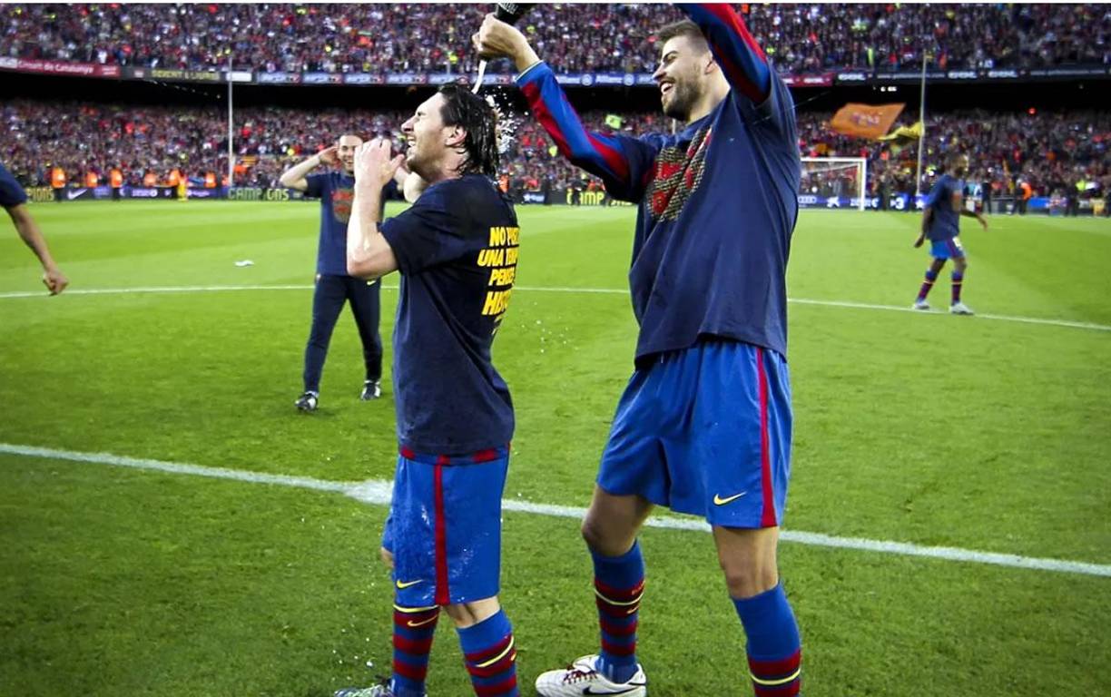 Gerard Piqué celebra con Leo Messi el título de Liga Española de la temporada 2009/10, la segunda de su palmarés individual.