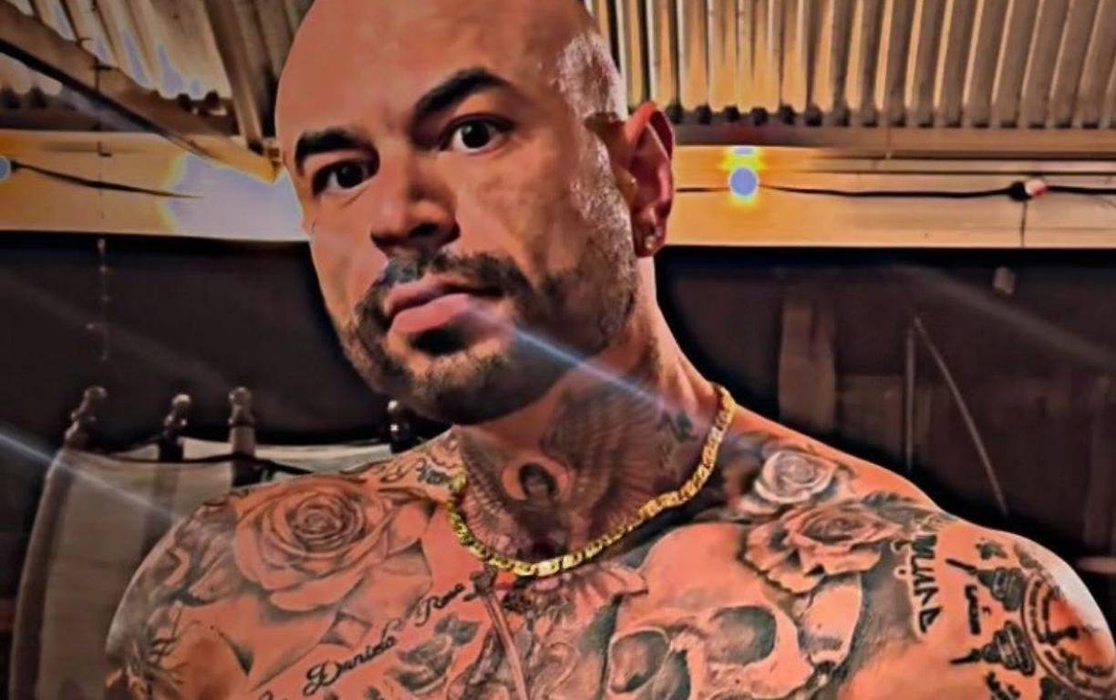 Según la información de Daily Mail, el culturista sufrió una lesión cerebral y no fue hasta 15 horas después de que cayera desplomado cuando agentes de la policía irrumpieron en el lugar y lo encontraron tirado en el suelo.