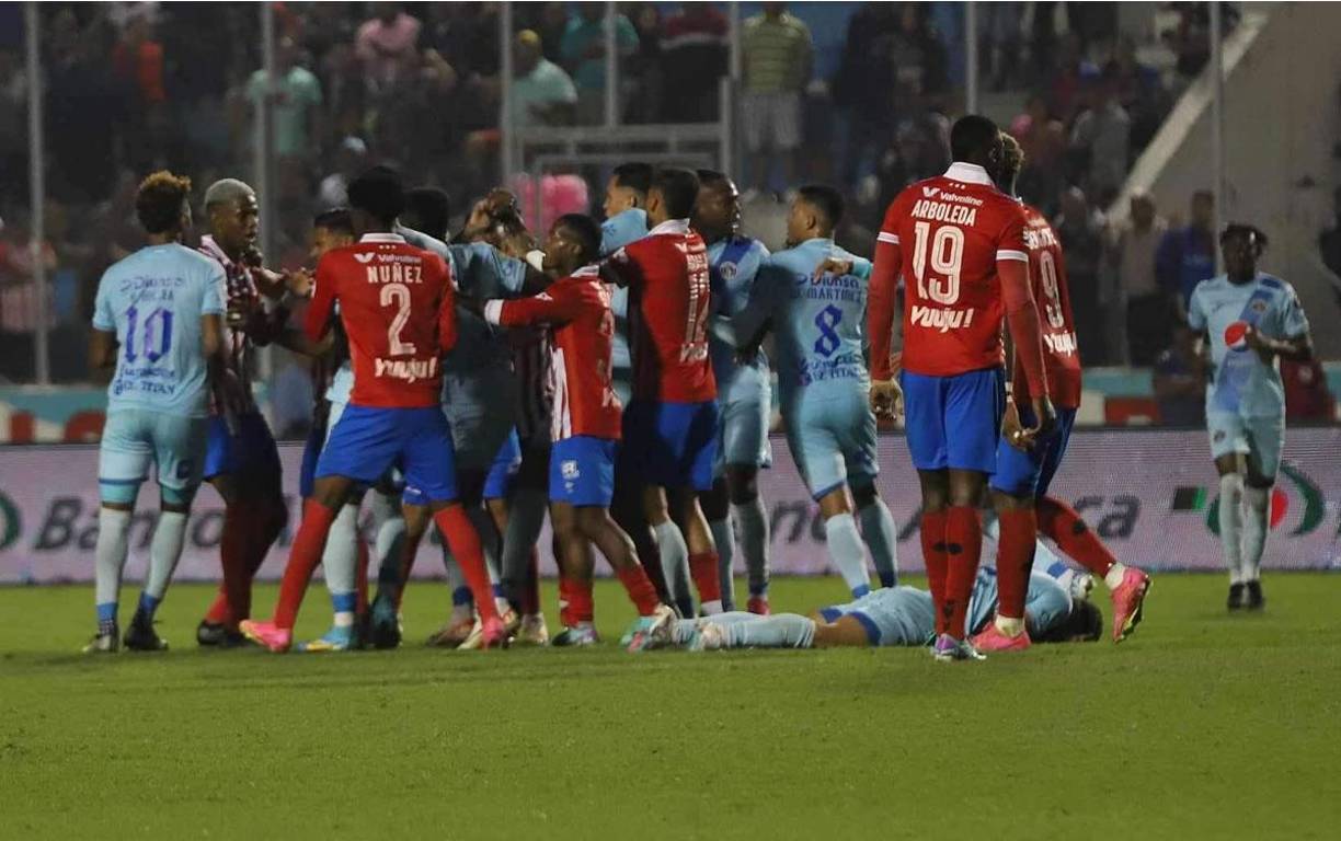 En los minutos final del partido, los jugadores de Motagua y Olimpia protagonizaron un tremendo zafarrancho.