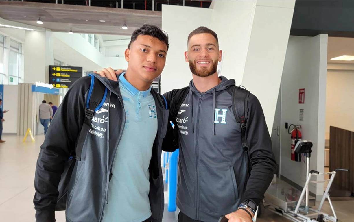 Enrique Facussé y Juergen García abrazados y motivados previo al vuelo a Santiago. Ambos son los porteros de la Selección Sub-23.