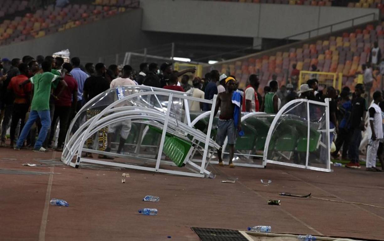  Algunas personas rompían las rejas para llegar a la cancha y hacer desmanes, otros destruían las butacas de las gradas, mientras otro grupo se dedicaba en lanzar bombas de humo al campo.