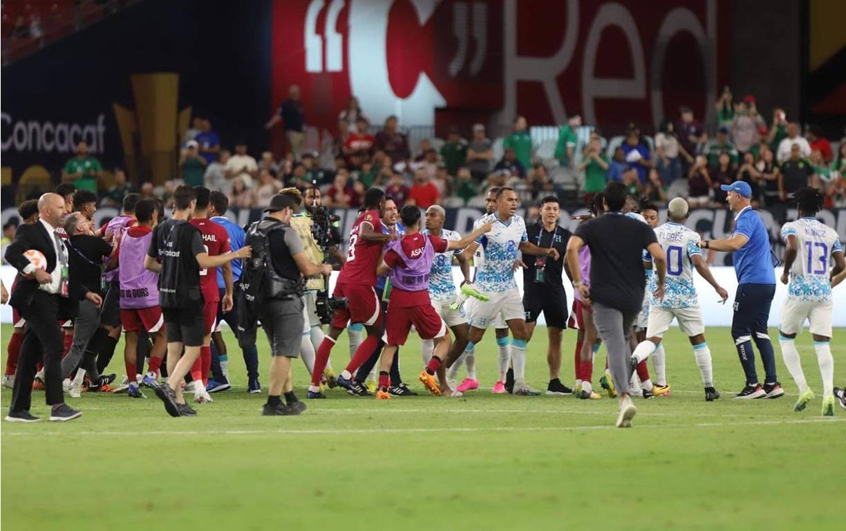 Los jugadores de Qatar y Honduras protagonizaron un zafarrancho al final del partido.