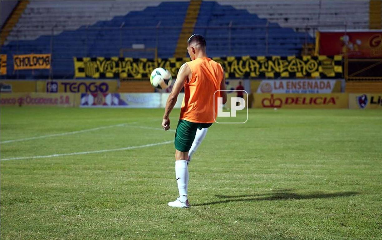 ‘Paquito‘ Martínez estuvo dominando el balón durante el calentamiento previo al inicio del partido.