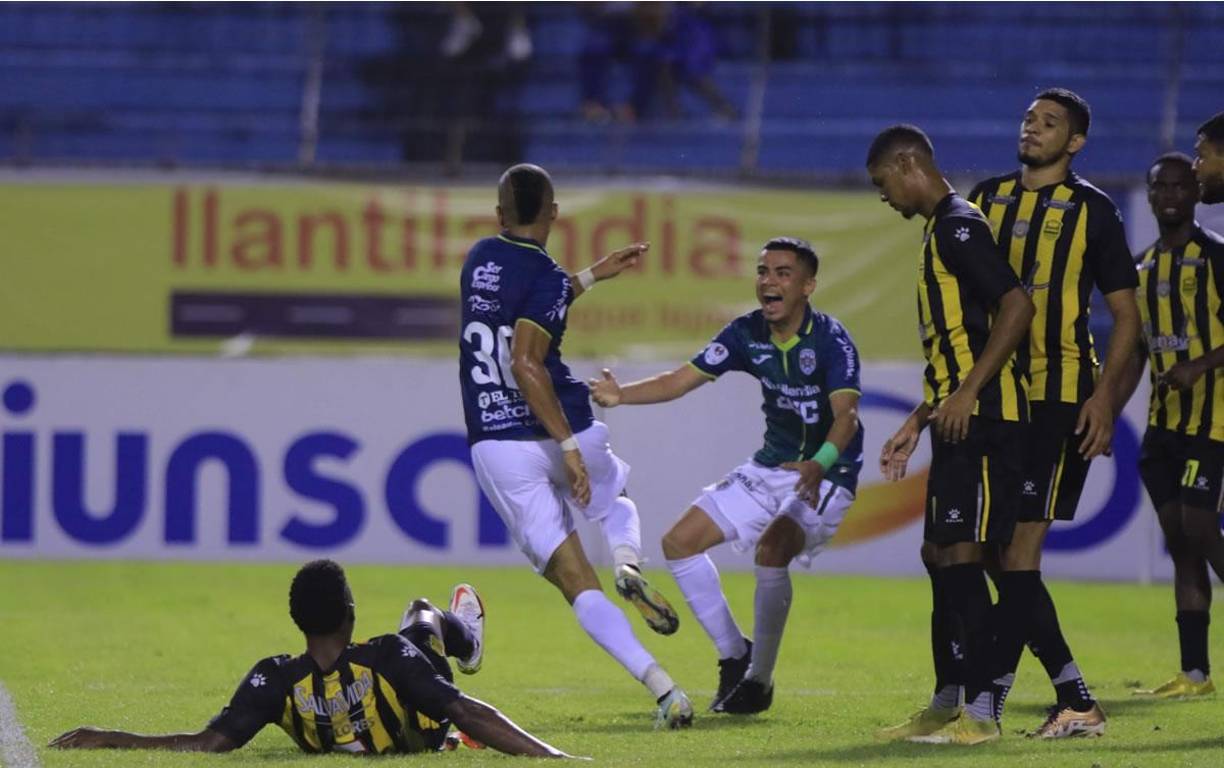 Edis Ibargüen corre a celebrar su gol, tras pase de Isaac Castillo, ante la amargura de los jugadores de Real España.