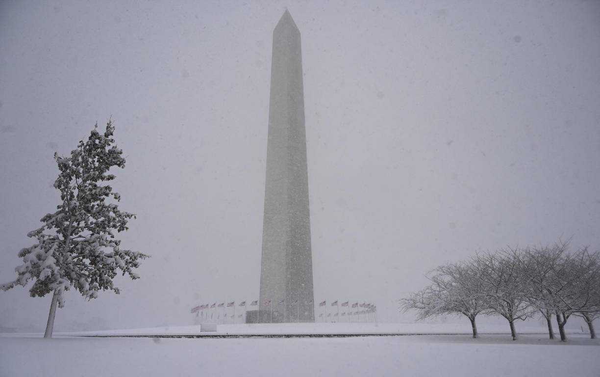 “Sean prudentes, todos”, afirmó el exgobernador de Virginia.