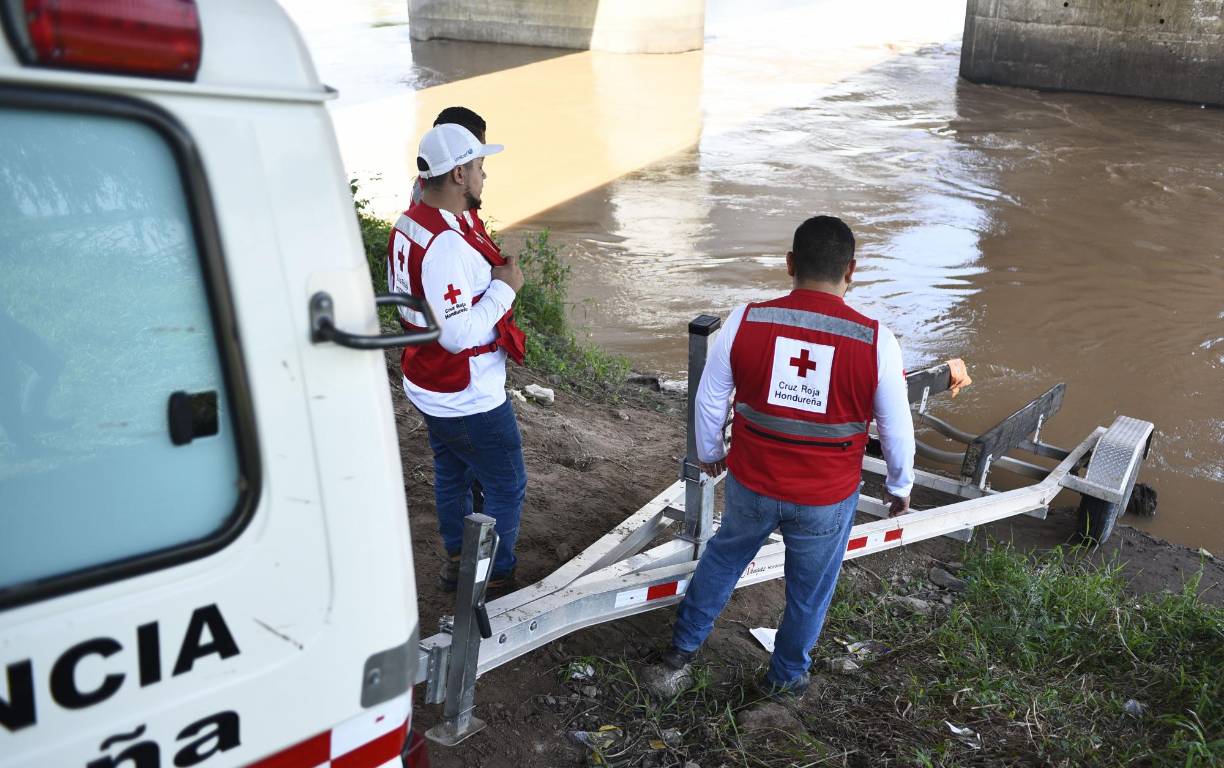 Los vecinos de El Porvernir, una comunidad de San Manuel, Cortés, decidieron este miércoles buscar río arriba y lograron encontrar el cuerpo de Maycol. 