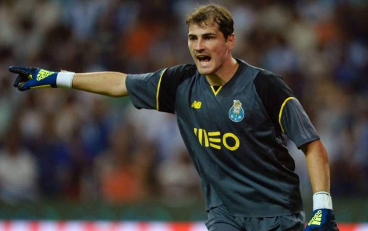 Iker Casillas: El guardameta español es uno de los jugadores con más supersticiones. Recorta las camisetas, da la vuelta a las medias y antes de empezar el partido, con la pierna izquierda realiza un surco desde la corona del área hasta la línea de gol.