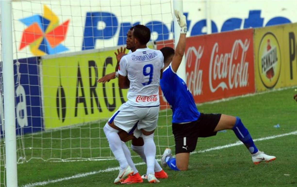 Jerry Bengtson y Diego Reyes protagonizaron este momento cuando ambos chocaron de cabeza en un gol anulado al Olimpia.