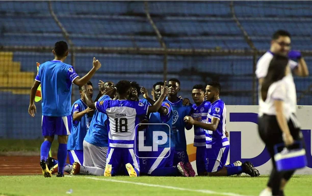 La celebración de los jugadores del Victoria tras el gol de Óscar Suazo.