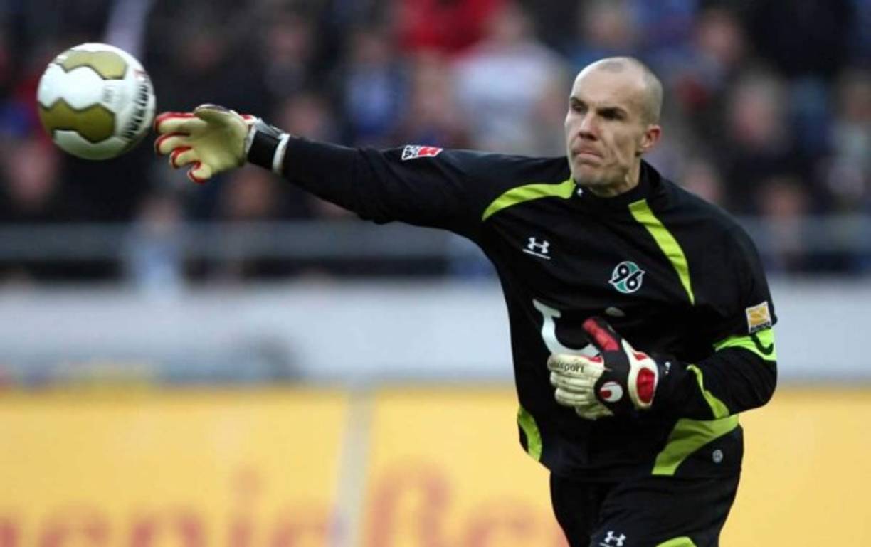 Robert Enke. La muerte del ex futbolista alemán, que jugó en el FC Barcelona entre 2002 y 2003 y fue integrante de la selección germana, conmocionó al mundo del fútbol. El 10 de noviembre de 2009, Enke se suicidó arrojándose a las vías de un tren en movimiento en un paso a nivel en la localidad de Neustadt am Rübenberge, en las cercanías de la ciudad de Hannover. Tenía 32 años y tomó esa decisión como consecuencia de una profunda depresión que se inició en 2006, con el fallecimiento de su hija de 2 años.