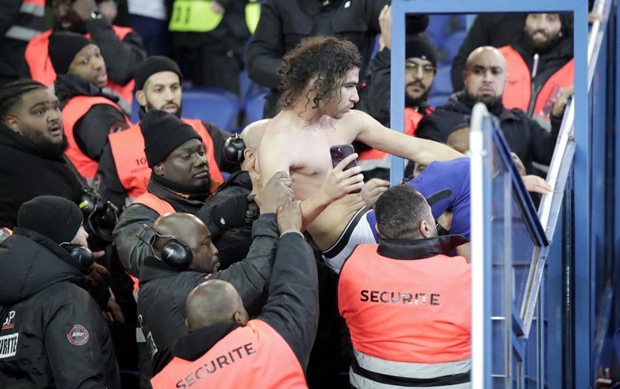 Un aficionado del Bayern Múnich fue detenido en las gradas del Parque de los Príncipes tras pelearse con hinchas del PSG.