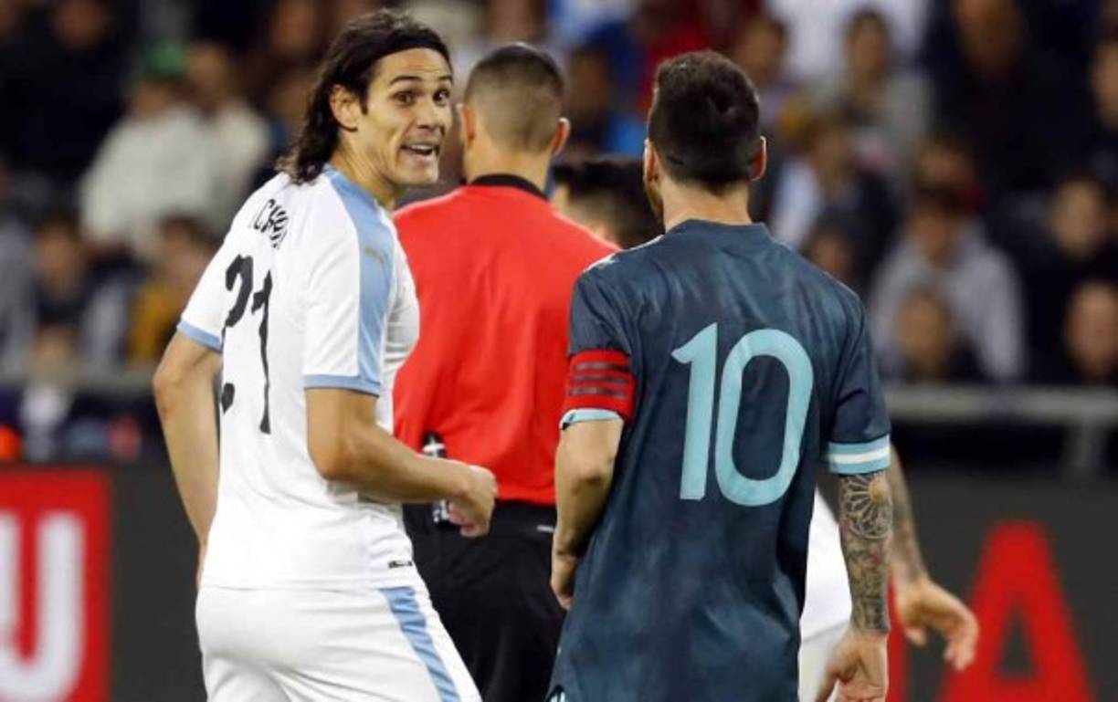 Según se puede observar en las cámaras, Cavani invitó a Messi a pelear por la discusión, y Messi no se achicó.