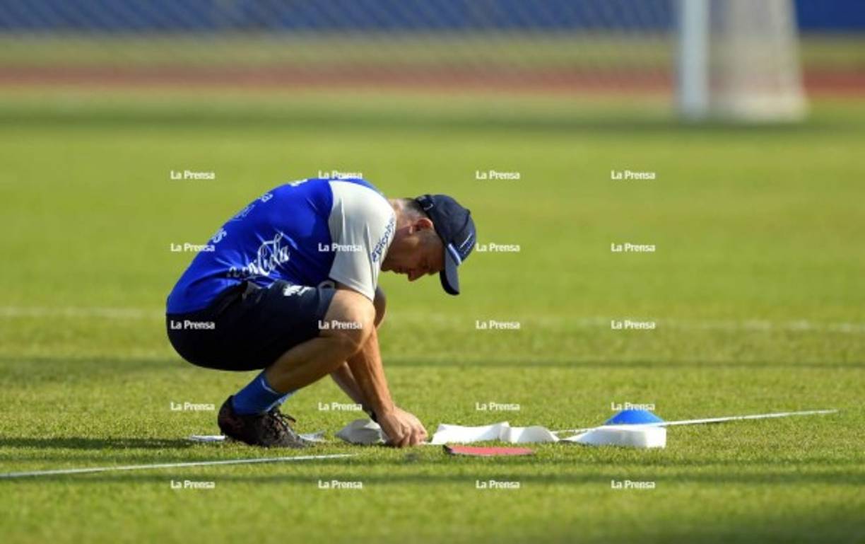 Fabián Coito se puso a medir el campo del estadio Olímpico para hacer el fútbol en espacios reducidos.