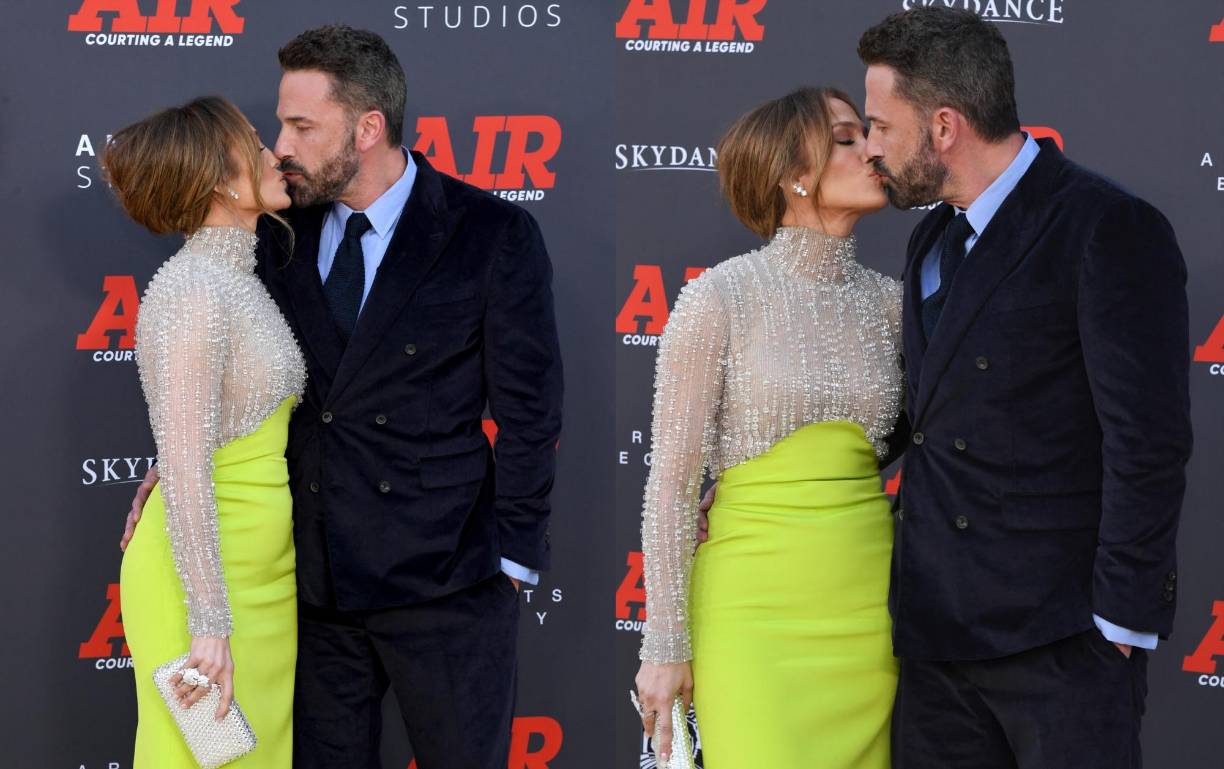 Jennifer y Ben no se resistieron y se dieron un tierno beso en la alfombra roja de la premier. 