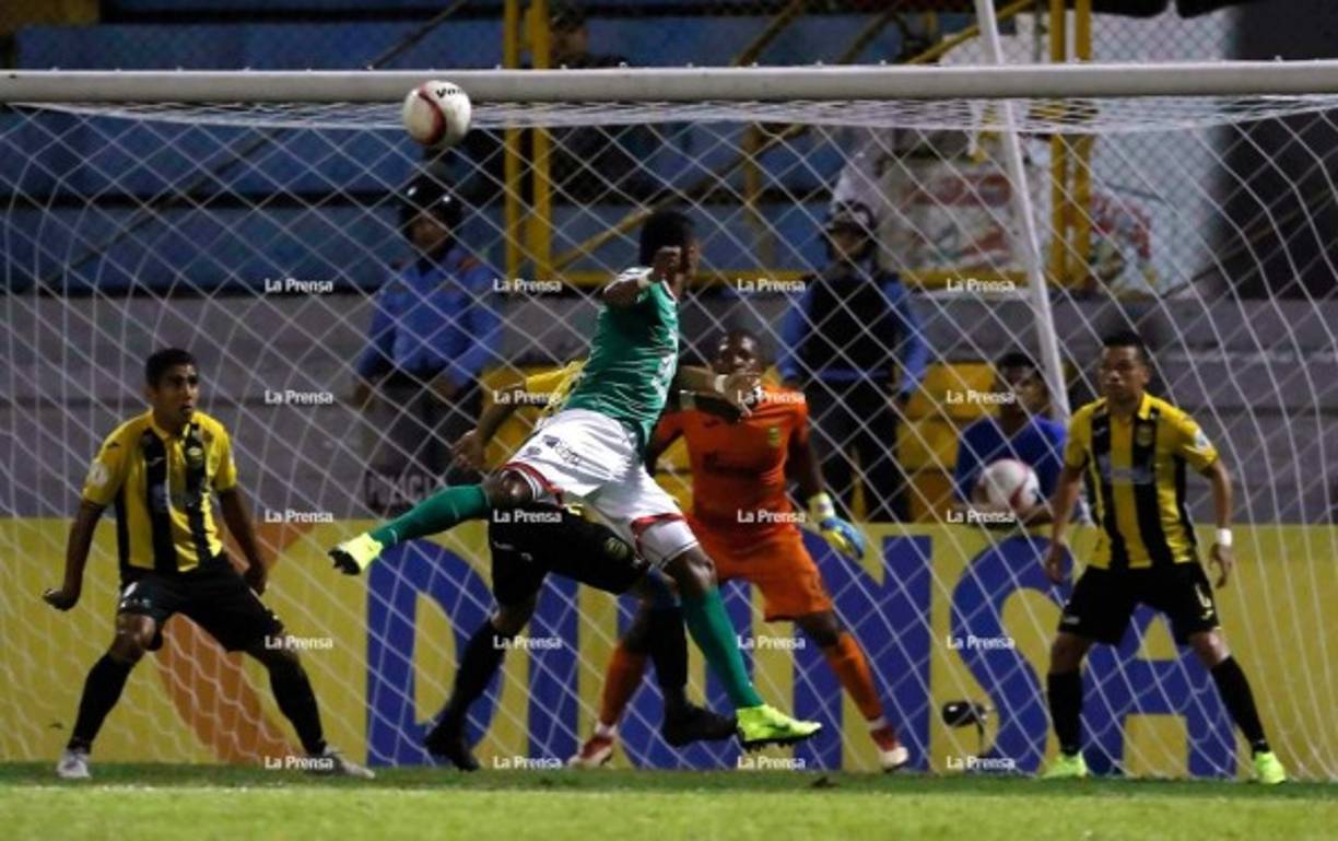 Carlo Costly abrió el marcador en el clásico sampedrano con este cabezazo.