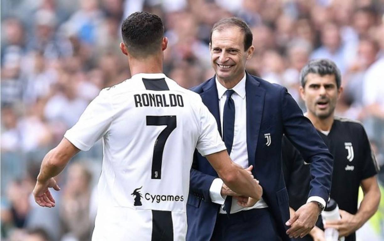 Massimiliano Allegri felicitó a Cristiano Ronaldo por sus dos goles. Foto EFE