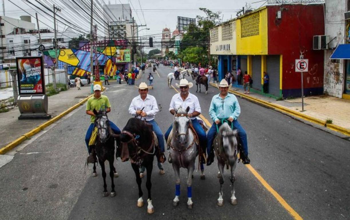 Cuatro jinetes aprovechan para conversar mientras avanzan.