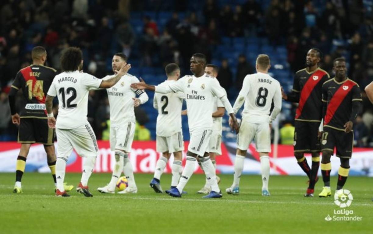 Los jugadores del Real Madrid se saludan con los del Rayo Vallecano al final del partido.