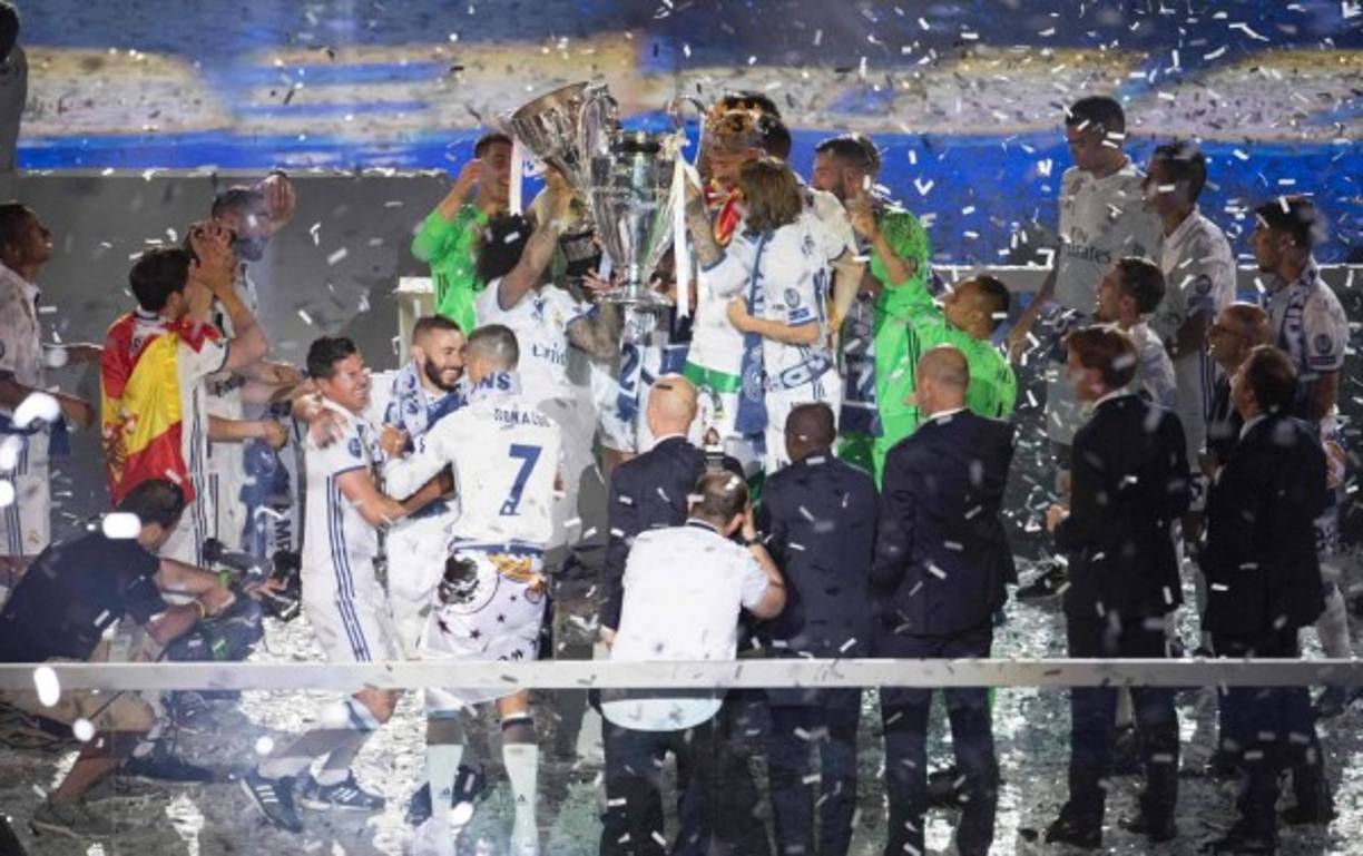Una caravana llevó al conjunto blanco hasta el estadio Santiago Bernabéu, donde proseguiría la fiesta varias horas en un recinto con capacidad para 81.000 personas que se había ido llenando desde la tarde / AFP PHOTO / CURTO DE LA TORRE