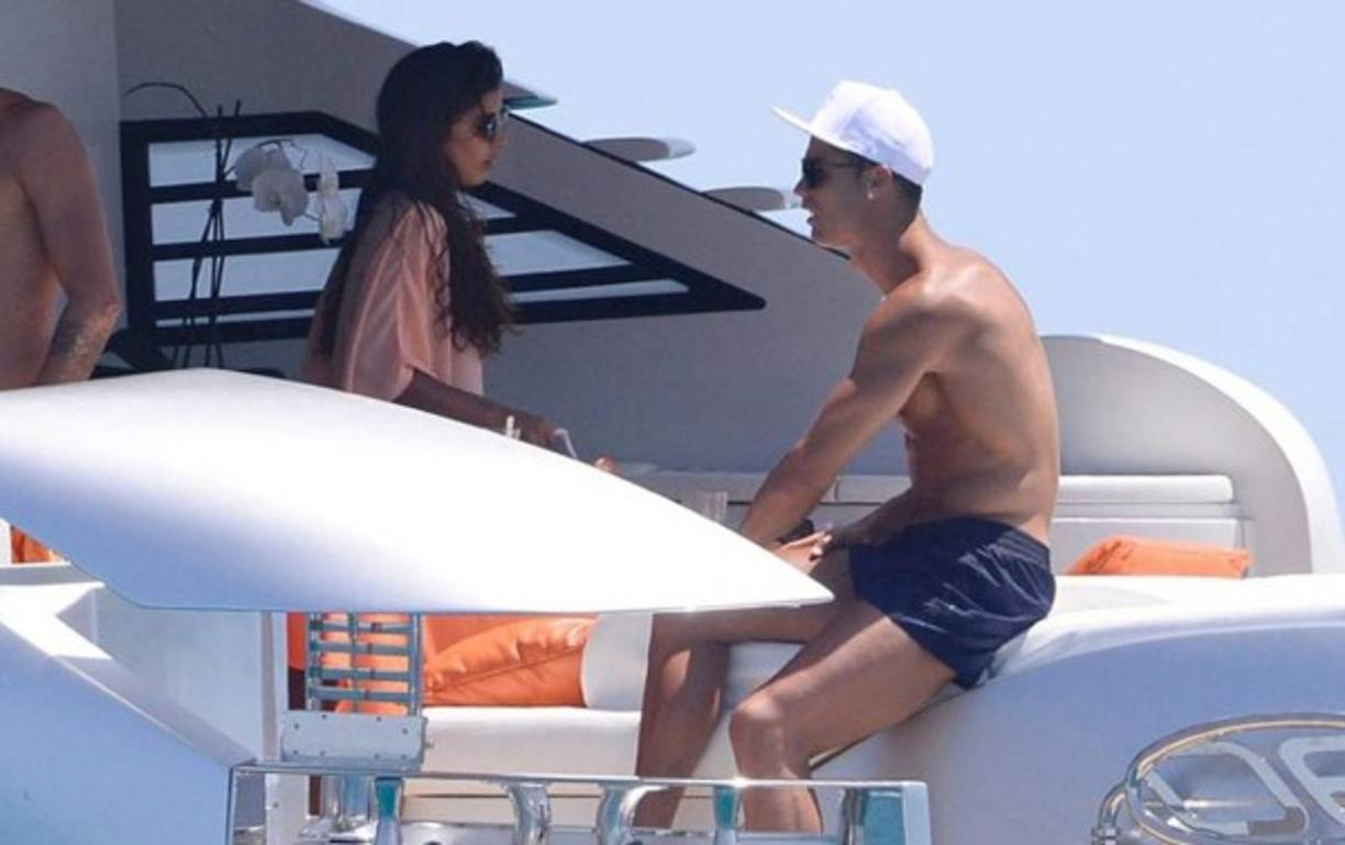 Cristiano mientras conversaba con una chica. FOTO GTRES.