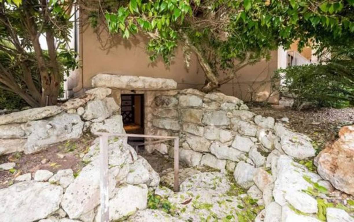 La mansión fue construida en 2004, poco tiempo después de que el jugador de Los Spurs firmara su primer contrato con el exitoso equipo.