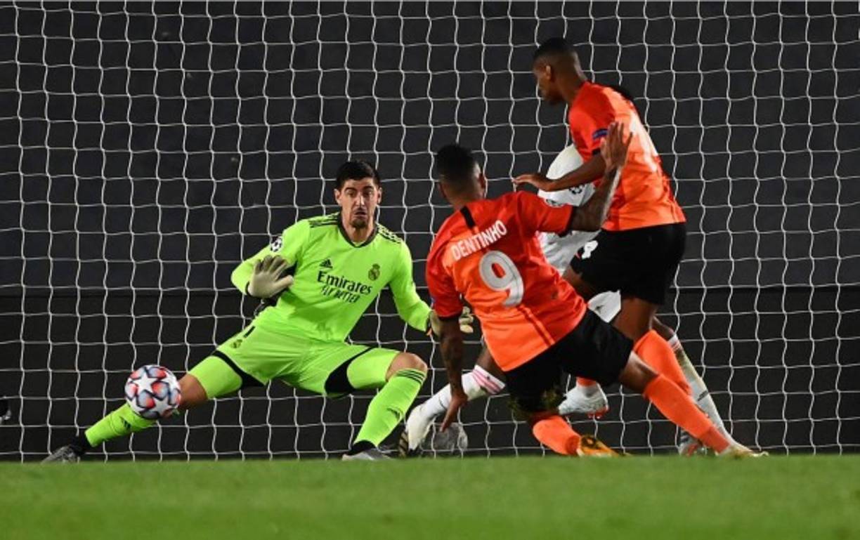 Thibaut Courtois - El portero belga fue de lo mejor del Real Madrid, pero su defensa no le está ayudando. Le metieron tres y pudieron ser cuatro o cinco. Pese a esos goles encajados, sigue salvando al equipo.