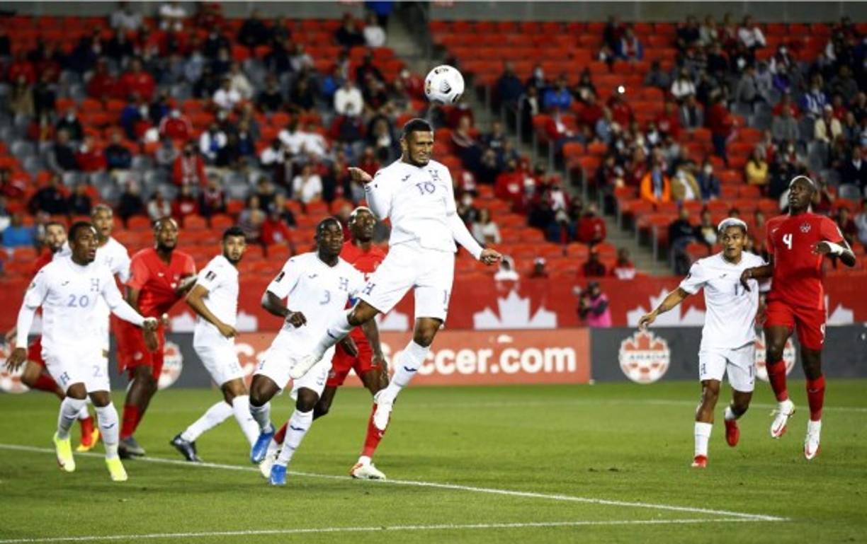 Alex López en trabajo defensivo despejando el balón del área hondureña tras un tiro de esquina canadiense.
