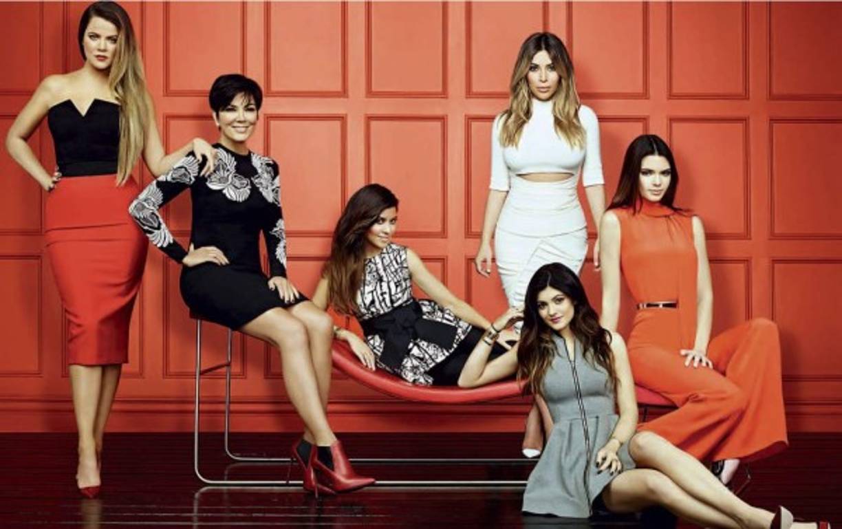 El clan Kardashian es sin duda una de las familias más famosas de Estados Unidos y del mundo. Su belleza, fama y, sobre todo, su negocios que abarcan desde ropa o aplicaciones móviles hasta shows televisivos, no conocen límites. Las hermanas más populares de la televisión y las redes sociales han sabido rentabilizar su vida privada como nadie y solo entre 2015 y 2016 han facturado más de 120 millones de dólares. Por si alguien tenía alguna duda sobre el saneado estado de sus cuentas, estos son los sueldos de la familia Kardashian.