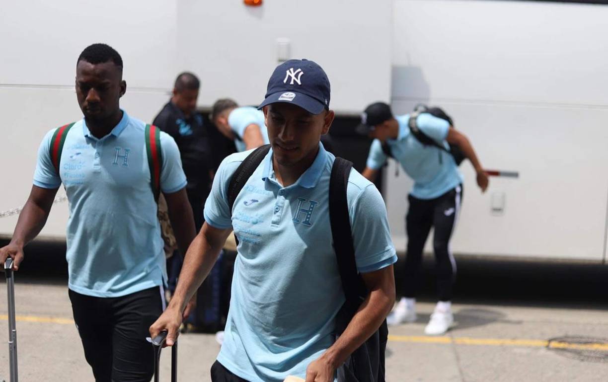Edwin Rodríguez con su maleta en mano, listos para viajar. Podría ser titular ante Cuba en República Dominicana.