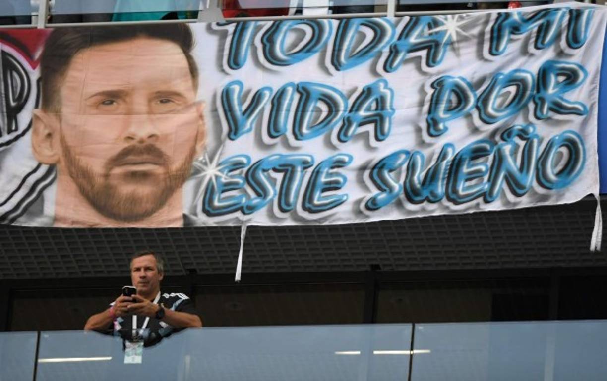 Esta pancarta muestra apoyo a Lionel Messi.